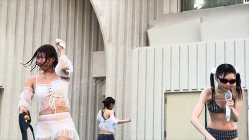LOVE IZ DOLL エロ 複数メンバー水かけプレイ 白透け衣装びしょ濡れエロシーン