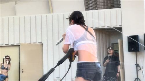 LOVE IZ DOLL エロ 濡れたTシャツ背中姿 水着ライブのエロい瞬間