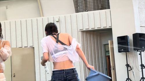 LOVE IZ DOLL エロ 濡れ衣装で逃げるメンバー スプラッシュライブエロハプニング