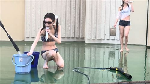 LOVE IZ DOLL エロ ビキニしゃがみポーズ 水かけ後濡れボディのエロショット