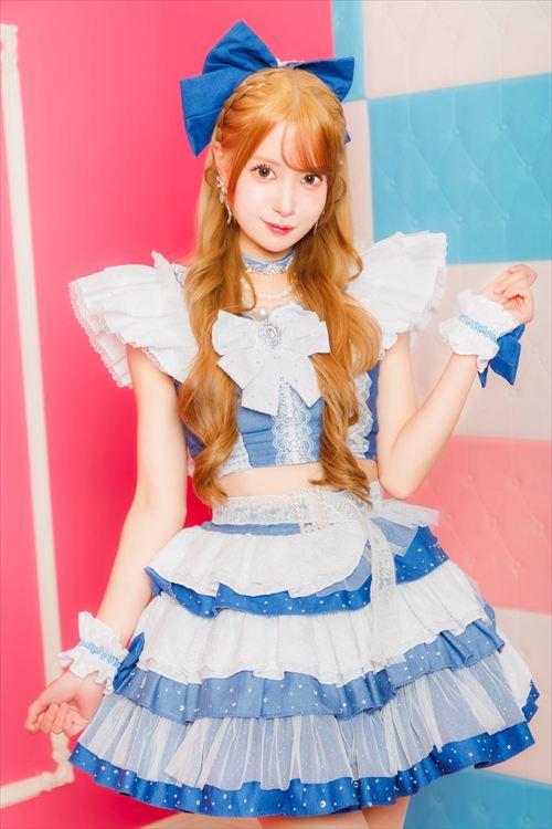 LOVE IZ DOLL エロ 金髪大リボン水色衣装 セクシーメンバーのエロ画像