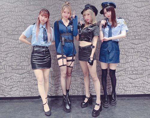 LOVE IZ DOLL エロ ポリスコスチューム 美脚ストッキングのエロ画像