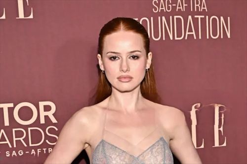 マデライン・ペッチ 2025年12月イベント 透けレースドレスで乳首露出風セクシー姿