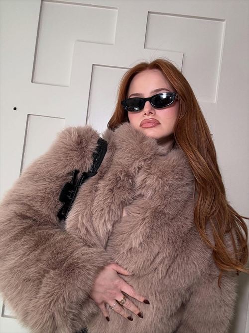 マデライン・ペッチ レースドレス乳首透け見え エロすぎる姿