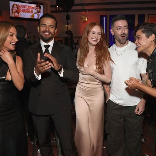 マデライン・ペッチ 2025年レースドレス 乳首と美乳が透けるセクシー画像