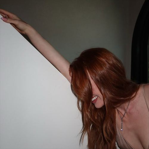 マデライン・ペッチ The Actors Night 大胆シアードレス露出