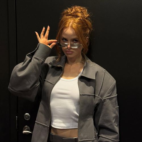 マデライン・ペッチ 2025年12月 シアーレースドレス乳首見せつけ高画質