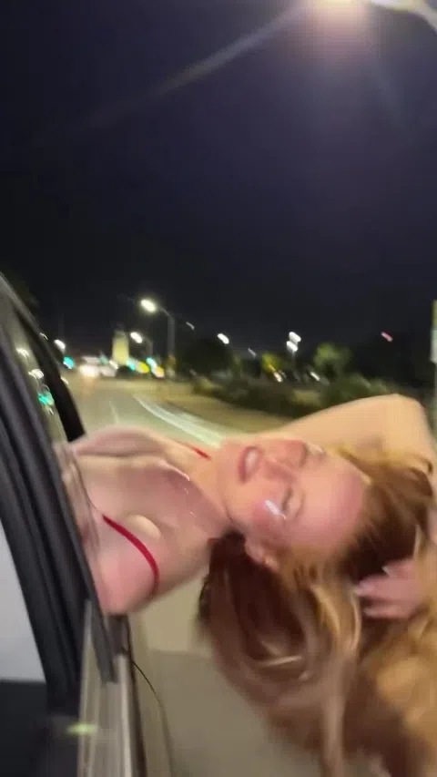 マデライン・ペッチ 最新イベント レースドレス透けで乳首くっきりエロ画像