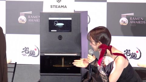 森香澄、前かがみで胸チラハプニング！ドレスの谷間から・・