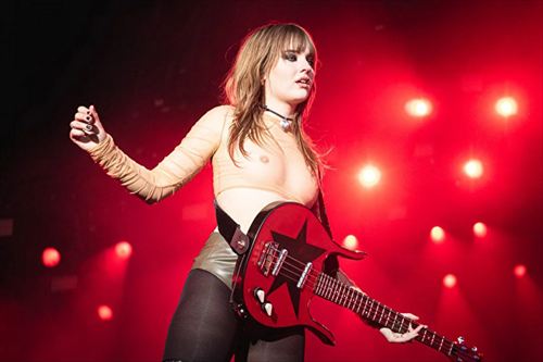 マネスキン ヴィクトリア ライブ乳首ポロリ 全露出