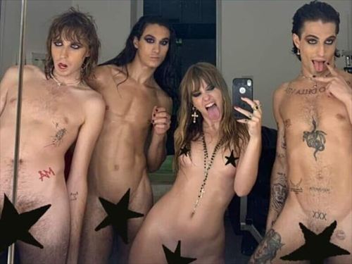 Måneskin ヴィクトリア ライブ胸元大胆露出