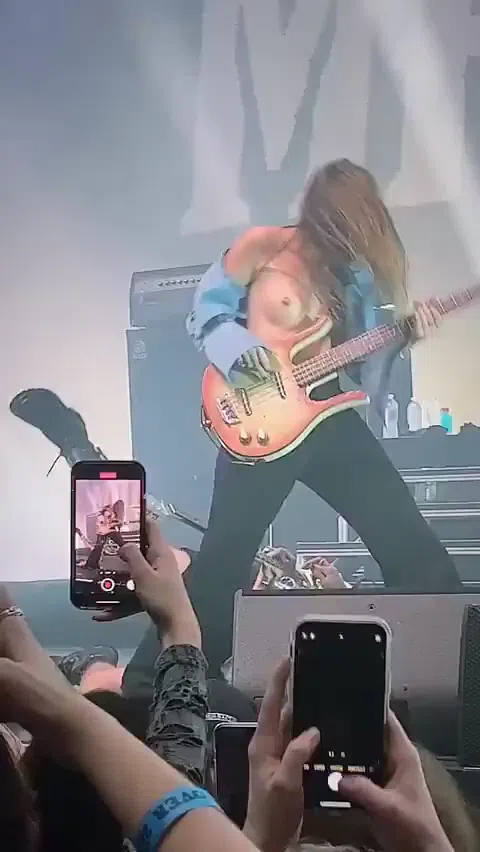 Måneskin ヴィクトリア ライブ乳首ポロリ トップスずれおっぱい露出