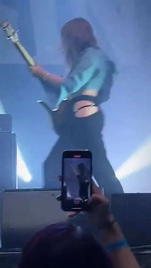 ヴィクトリア・デ・アンジェリス トップレス風ライブ 乳首露出