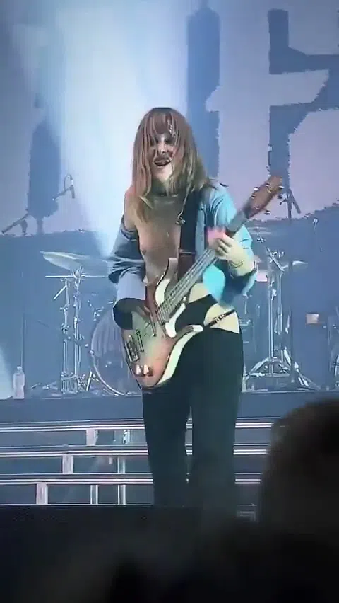 Måneskin ベーシスト ヴィクトリア 胸元大胆 ライブエロ