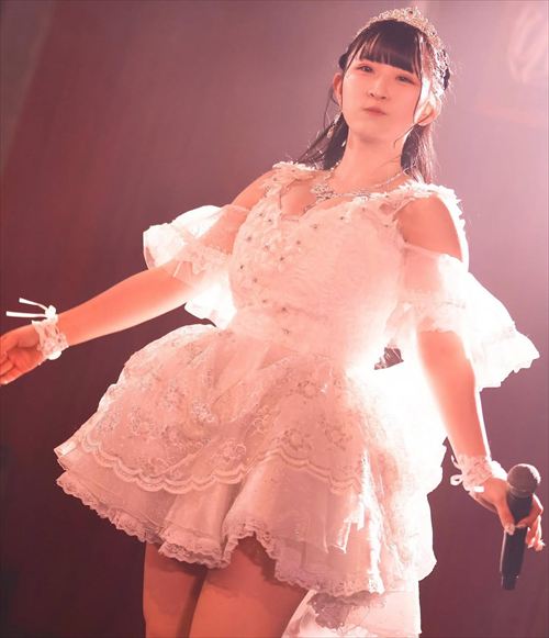 拍羽想、にぃなン所属のKカップアイドル、写真集先行カットでセクシーなグラビアポーズ