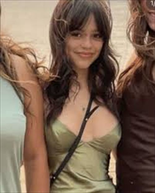 ジェナ・オルテガ抜けるおっぱいエロ画像