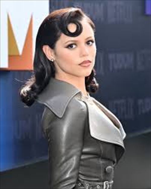 ジェナ・オルテガ抜けるおっぱいエロ画像