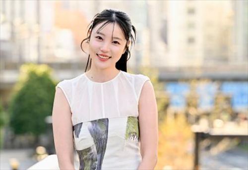 向里祐香の透明感ある笑顔が輝く女優ポートレート