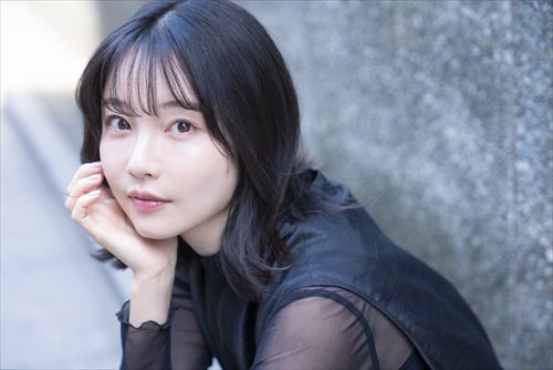 向里祐香の繊細な表情と魅力が輝くグラビアショット