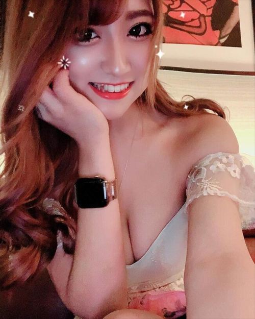 キャバ嬢の抜ける谷間エロ画像