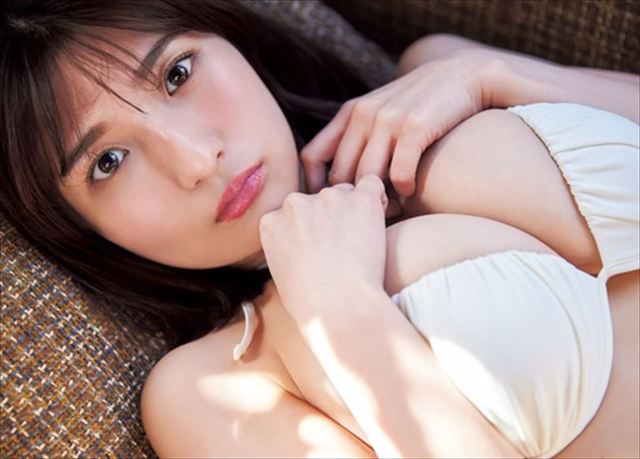三田悠貴が大胆な水着で自信に満ちた美しさを披露