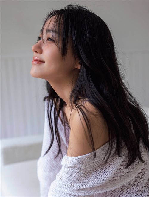 奈緒 映画『先生の白い嘘』グラビア 魅力的な表情