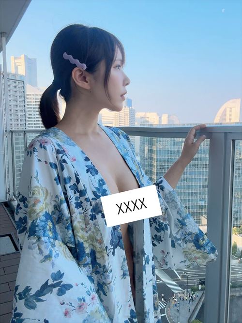 田中みかえろ ガラス越しのセクシーなヌード画像