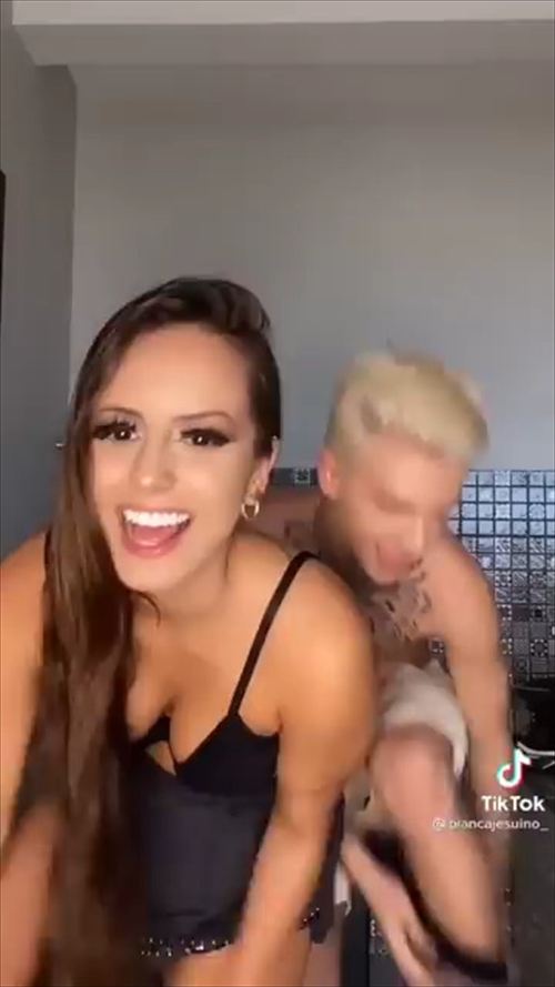 TikTokパンツ脱ぎチャレンジエロい