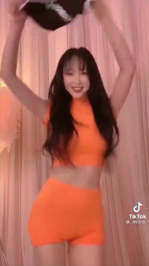 TikTokパンツ脱ぎチャレンジエロい