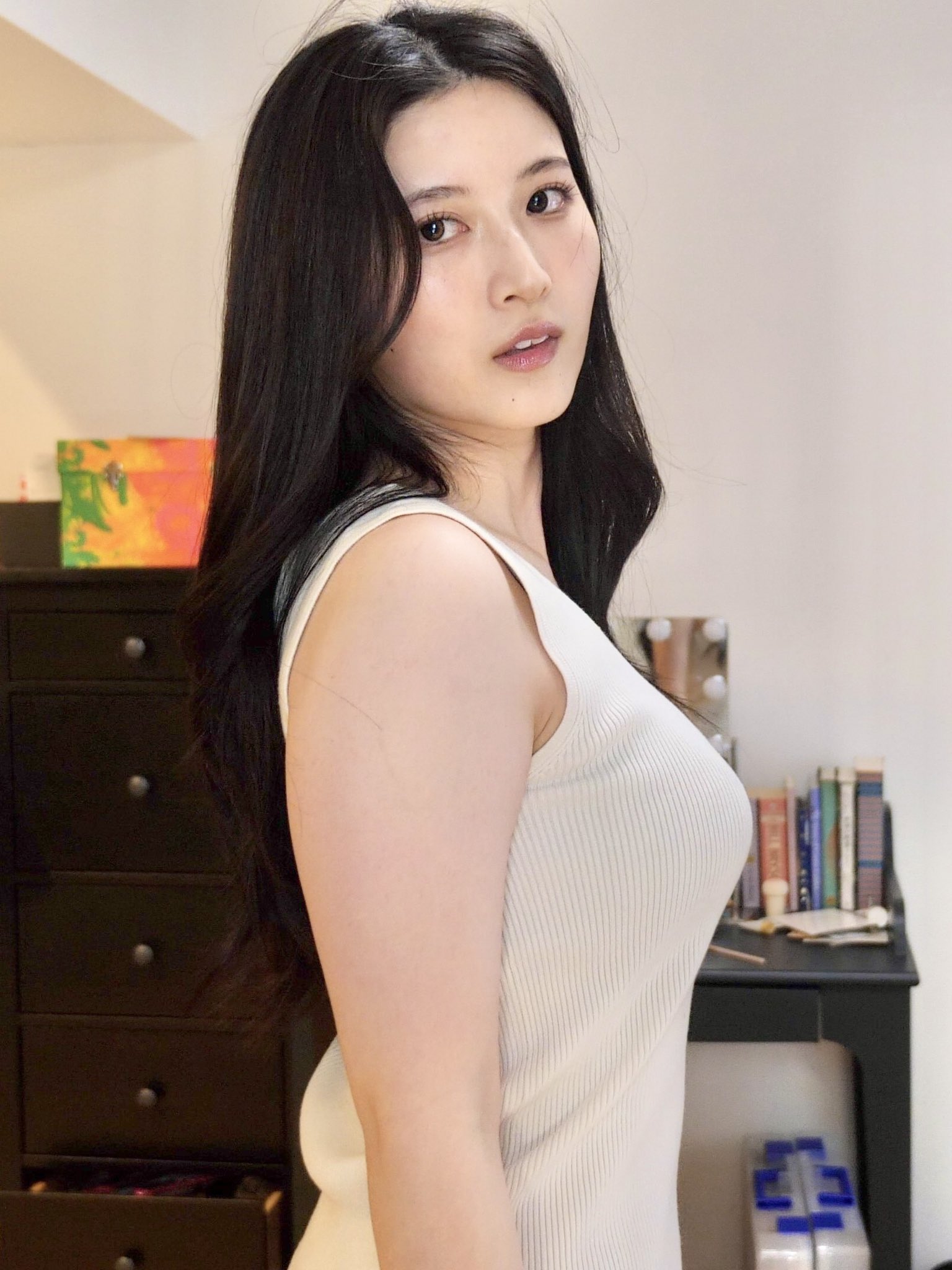 八田エミリおっぱいエロ画像