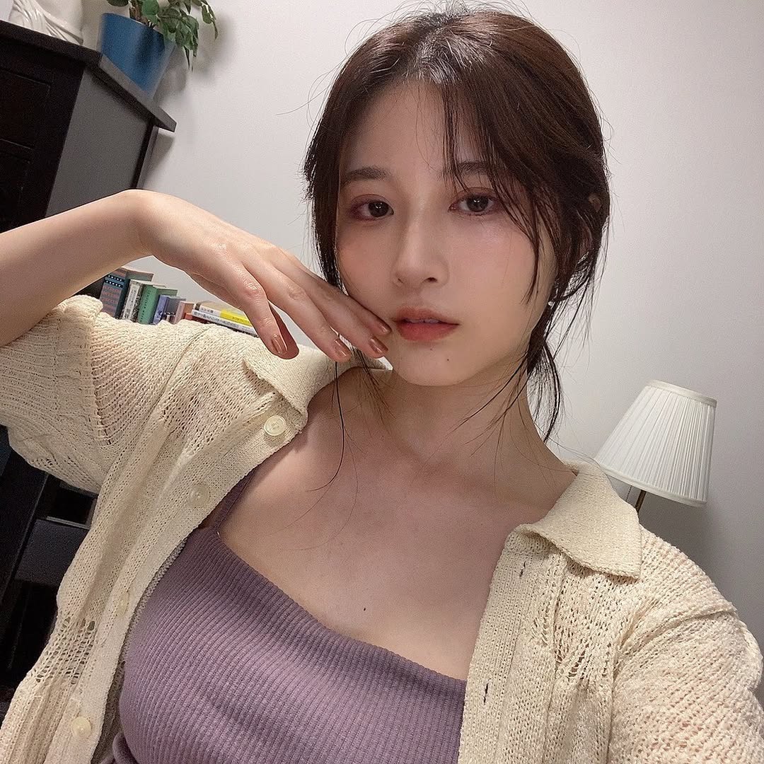 八田エミリおっぱいエロ画像