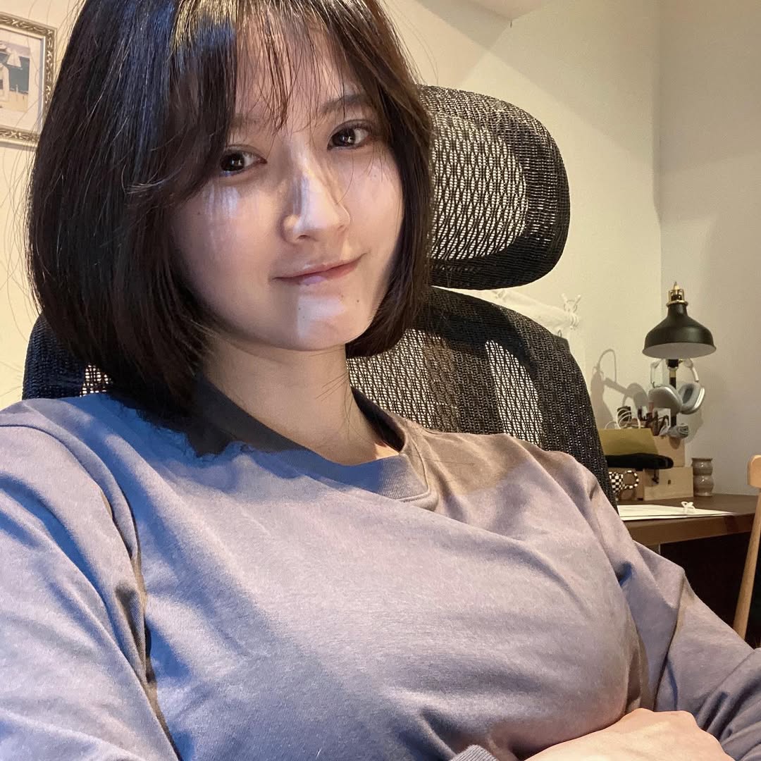 八田エミリおっぱいエロ画像