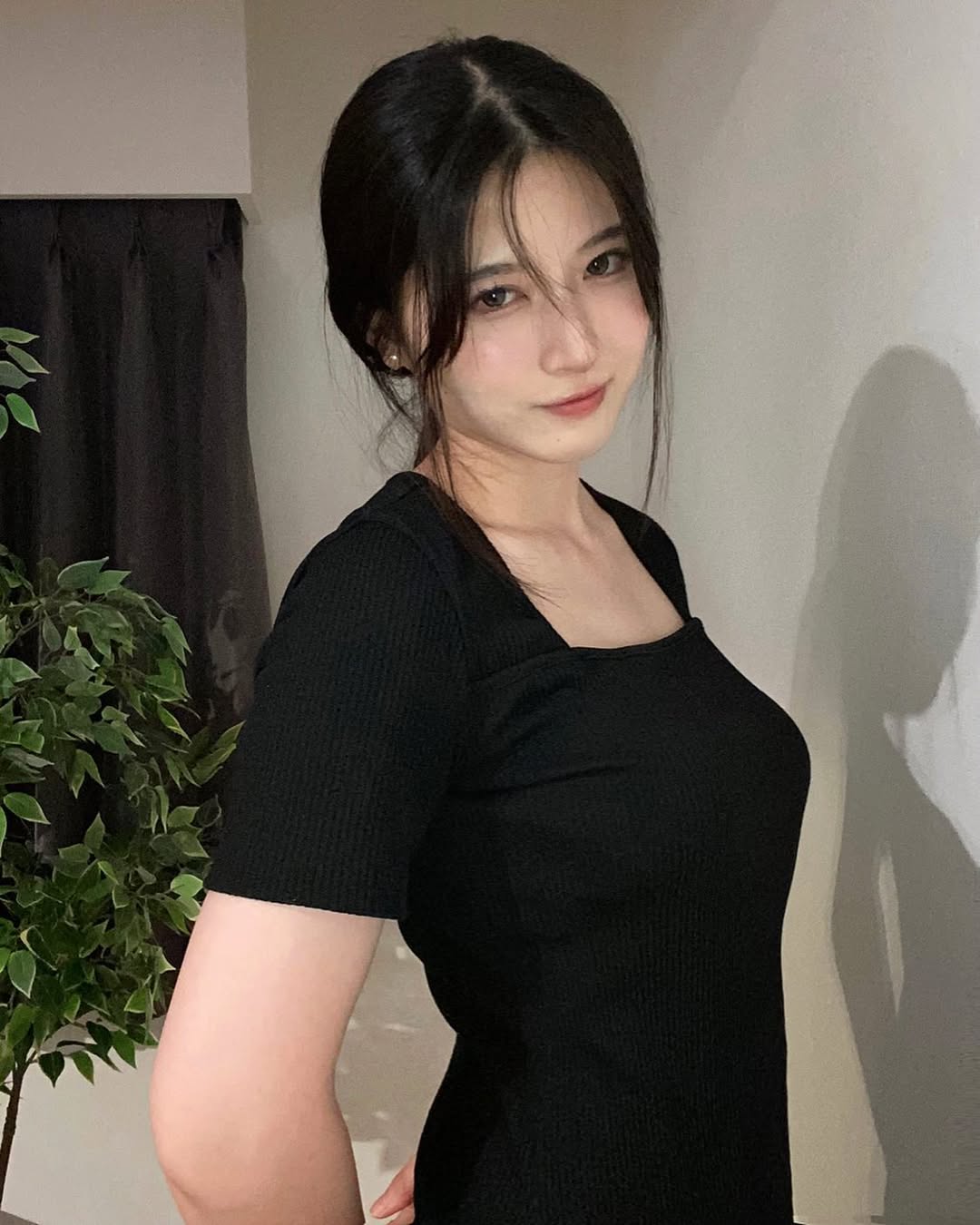 八田エミリおっぱいエロ画像