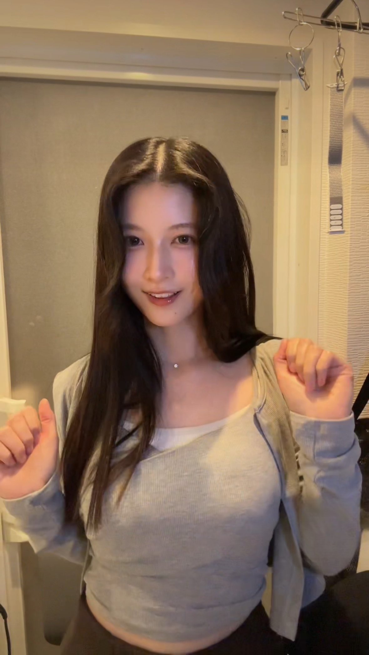 八田エミリおっぱいエロ画像