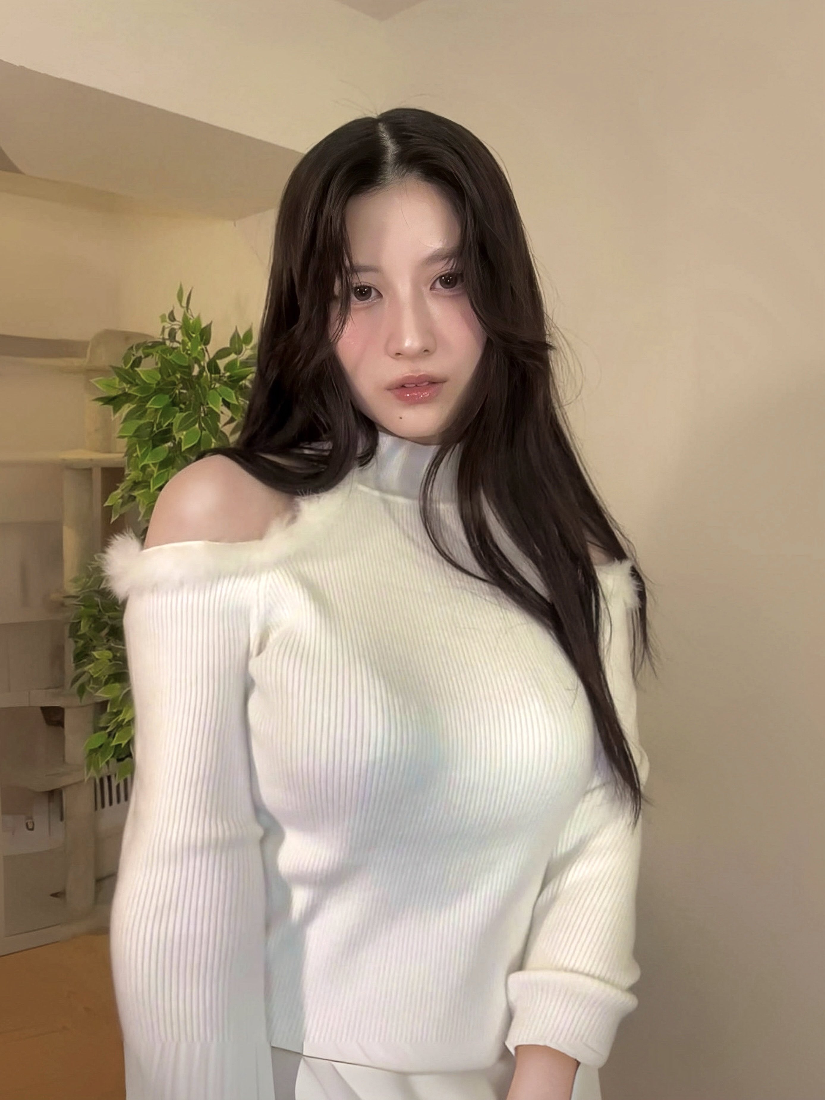 八田エミリおっぱいエロ画像