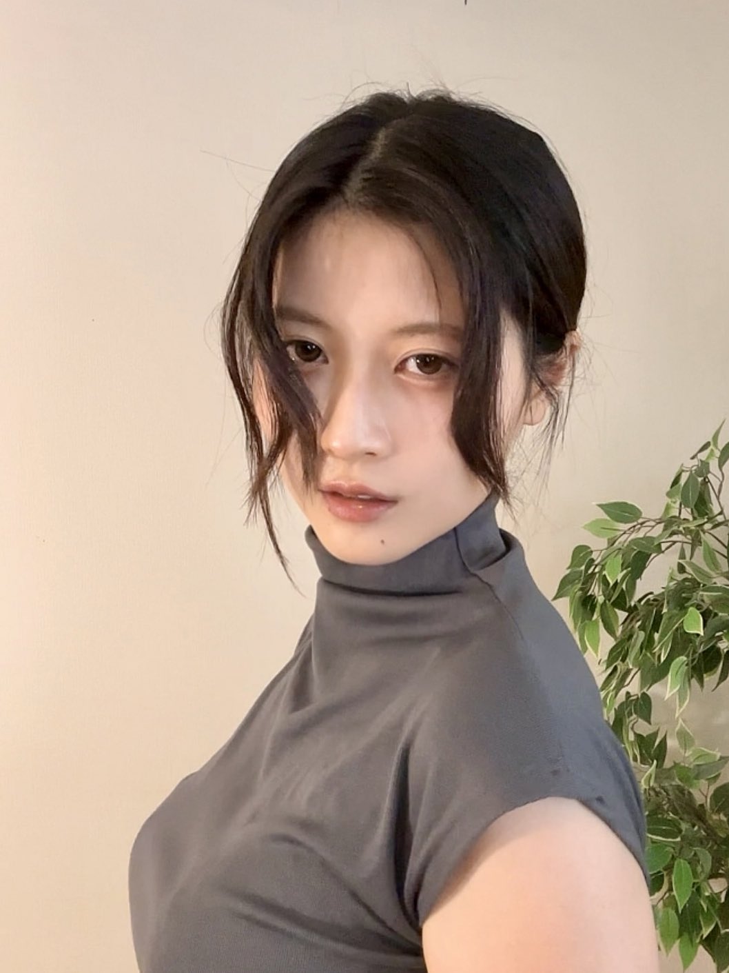 八田エミリおっぱいエロ画像