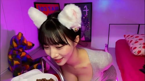 ベラソニが2025年9月グラビアで魅力的な姿を披露、洗練された美しさ