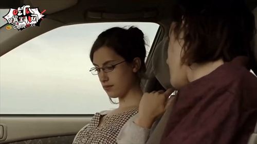 フランス映画『Q』でデボラ・レヴィが誘惑的な眼差しでフェラチオシーンを演じる情熱的な瞬間