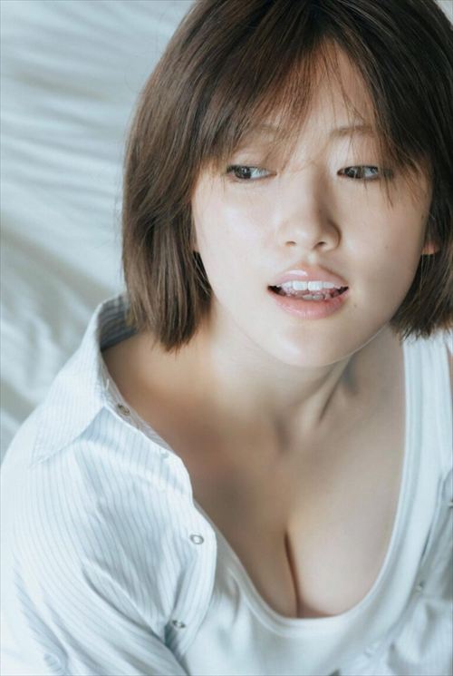 元乃木坂46樋口日奈が写真集で爽やかなカジュアル衣装を着る
