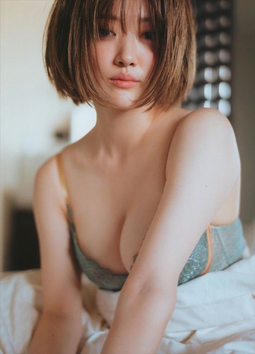 元乃木坂46樋口日奈が写真集でセクシーなランジェリー姿