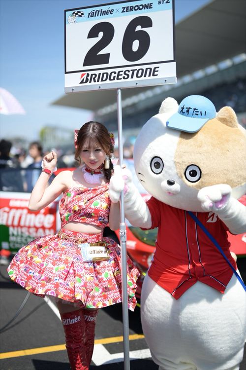 日南まみ ピットウォークでのレースクイーン姿
