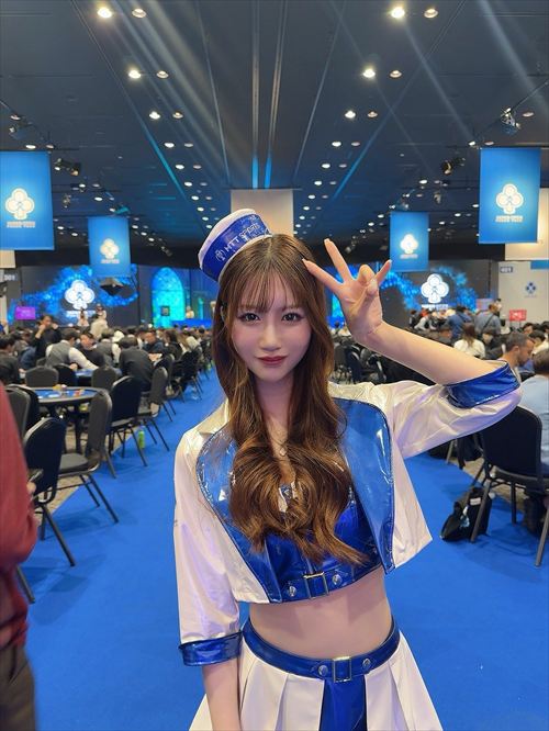 日南まみ セクシーなレースクイーン衣装のグラビア画像