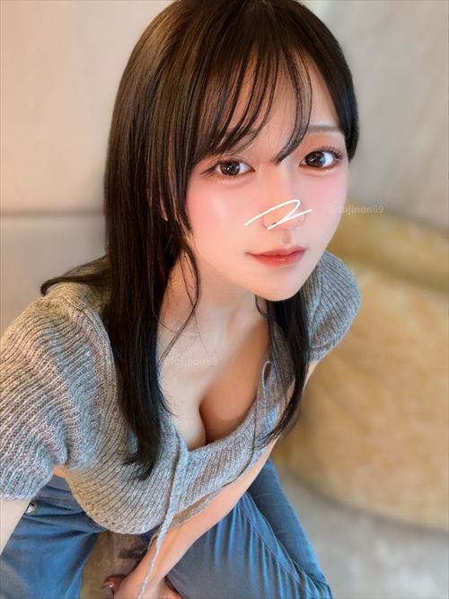 藤乃 エロ 自撮り 胸元を強調