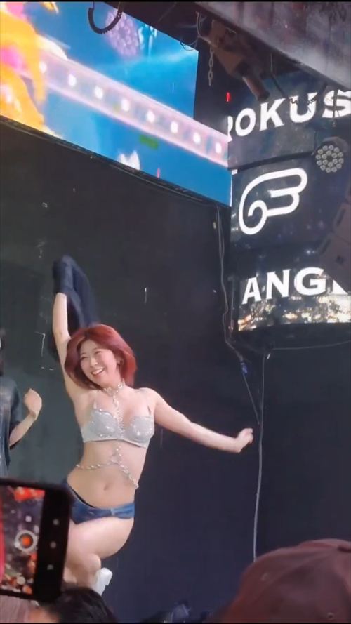 アイドルライブ生脱ぎエロステージ画像