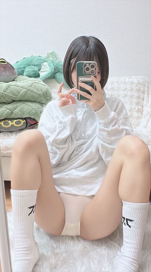 かれしちゃん エロい自撮り 魅力的なポーズ