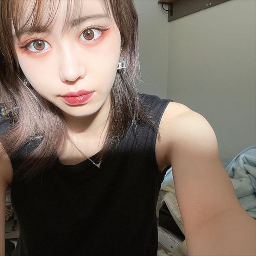 かすこんねぅ 自撮り セクシーな谷間と美脚
