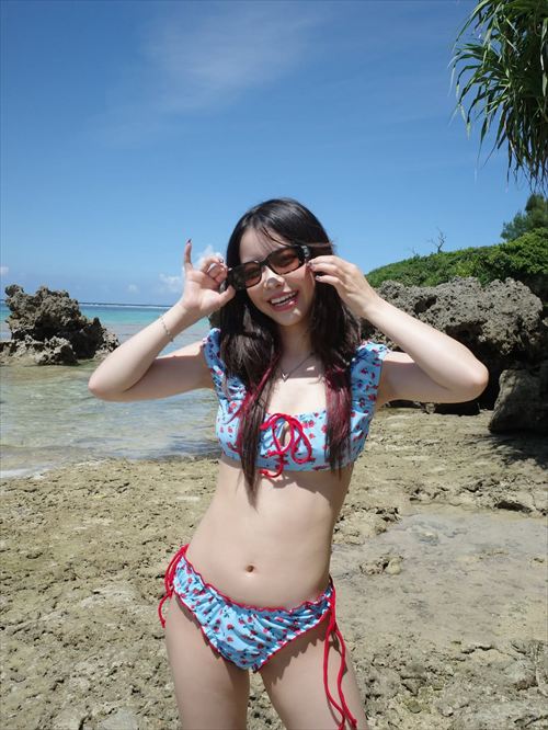 かすこんねぅ プライベート ビキニで魅せる美脚