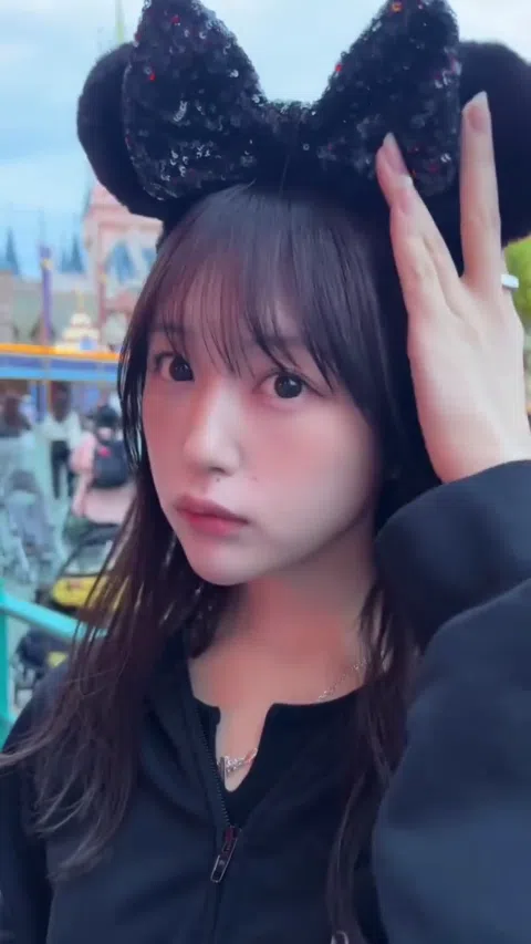 なえなの グラビアGIF スレンダーボディの魅力