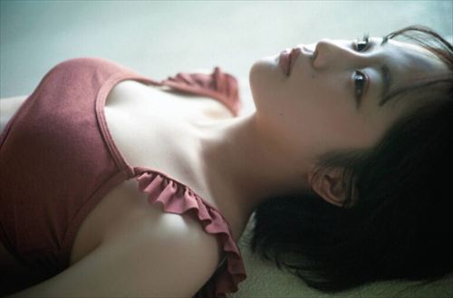 なえなの エロいグラビア プールでビキニ