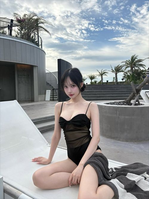 中村里砂の黒水着姿で美しいプロポーション